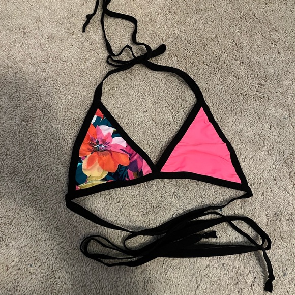 iHeartRaves Other - Cross wrap Flower top